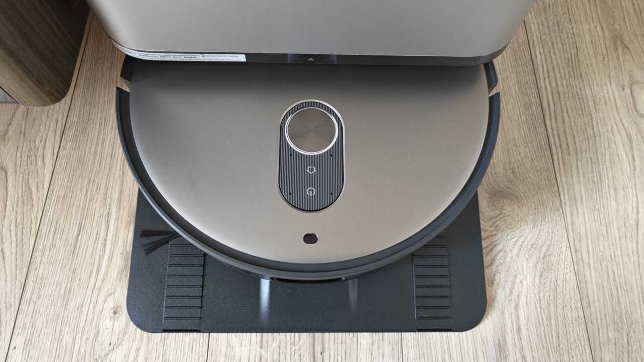 Xiaomi 掃拖機器人 6 Max - 低い空間に遭遇すると、上部のレーダーが自動で降下し、機体が90mmに圧縮されてから潜り込みます。