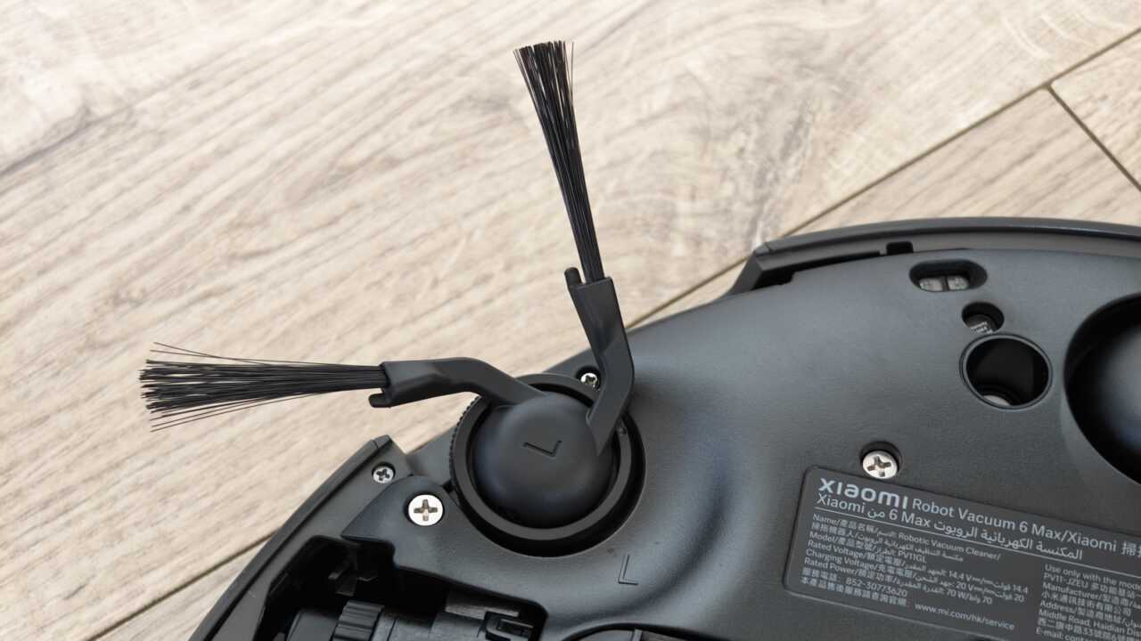 Xiaomi 掃拖機器人 6 Max - 完全な底盤、左右にそれぞれ1つの絡まり防止サイドブラシがあり、底面にはCE／UKCAなどの認証マークがあります。