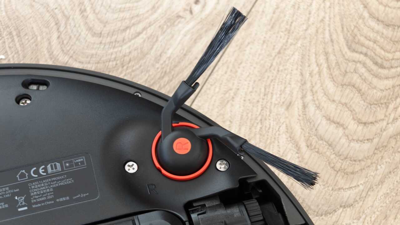 Xiaomi 掃拖機器人 6 Max - サイドブラシのクローズアップ、オレンジ色のキャスターが付いており、回転時に毛髪をブラシから外します。