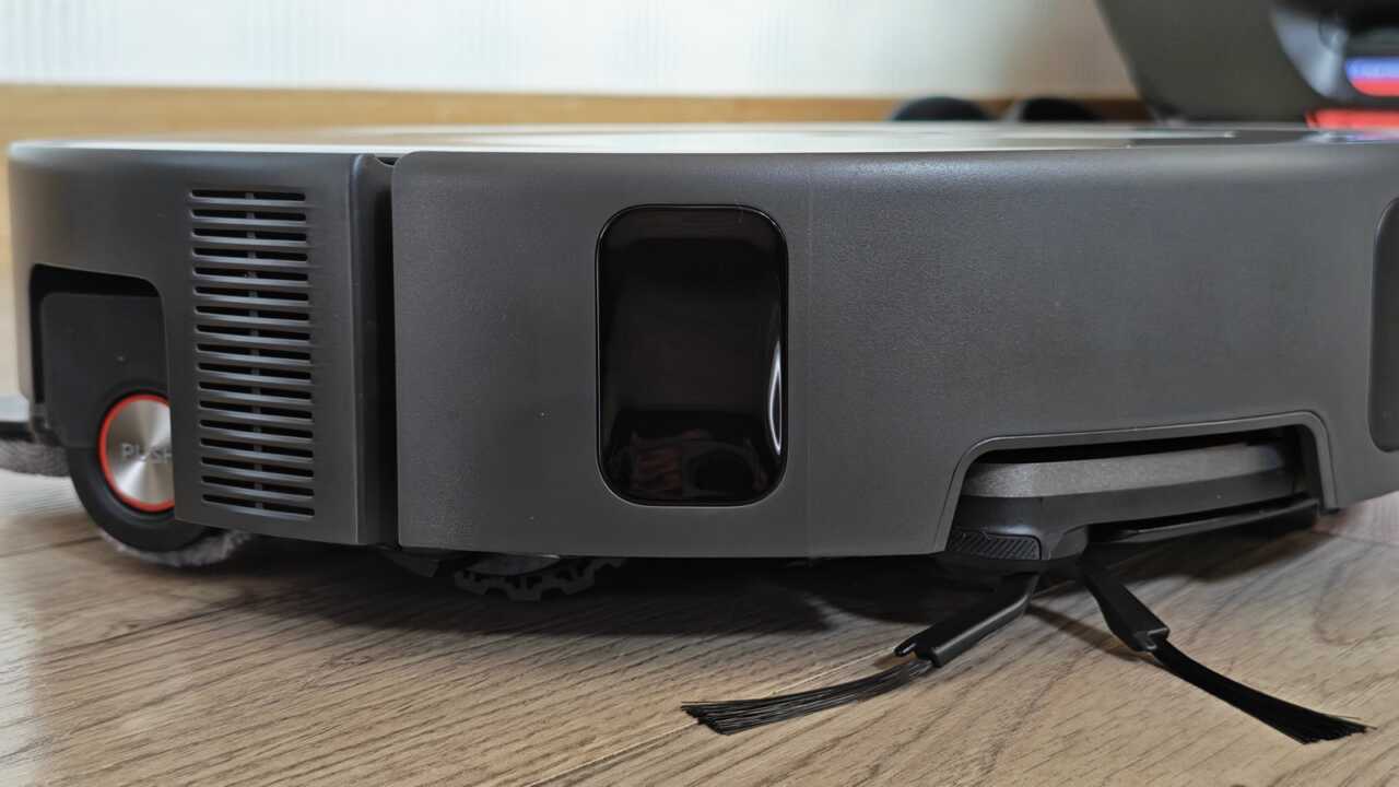 Xiaomi 掃拖機器人 6 Max - 機体の側面の排気口とエッジ、丸みを帯びた機体がエッジに沿って移動するのを助けます。
