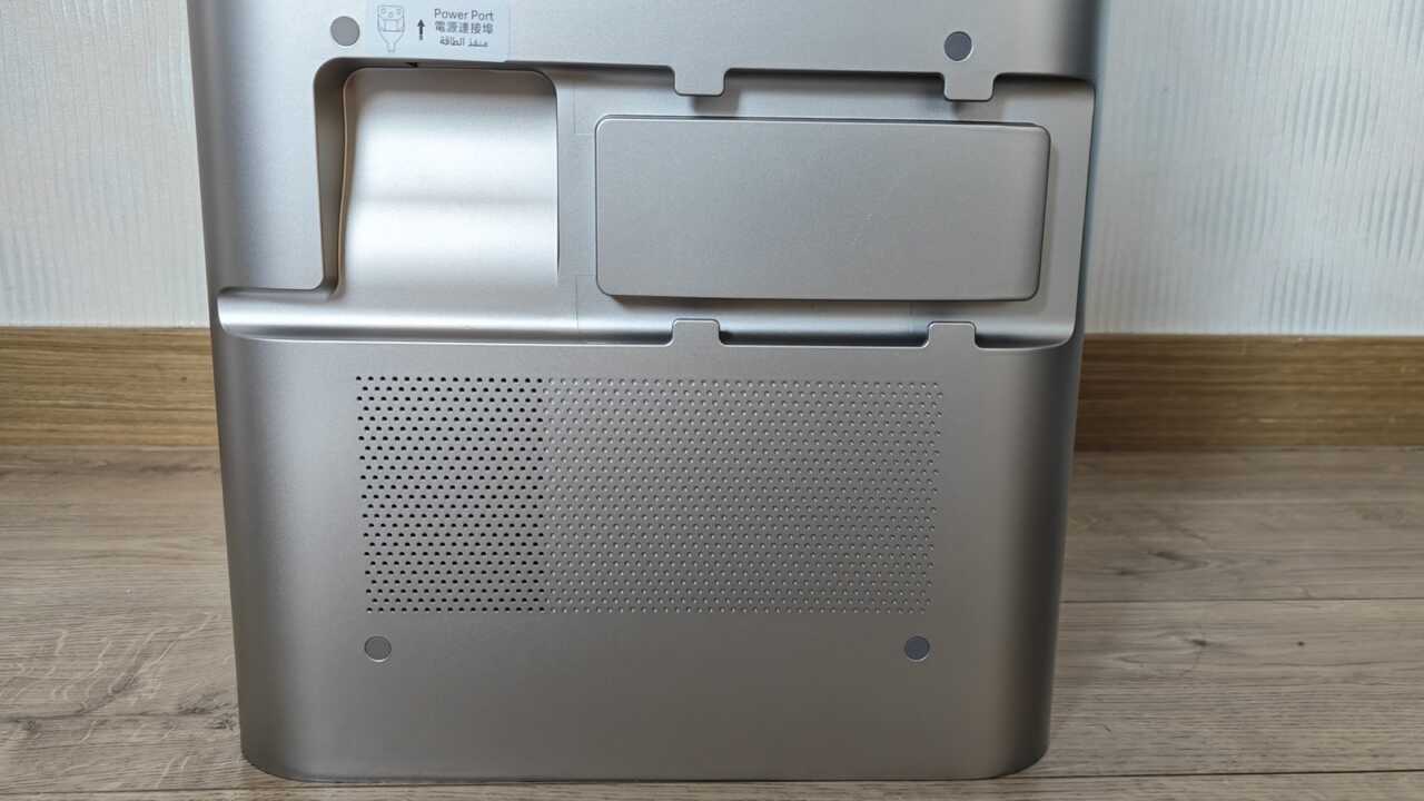 Xiaomi 掃拖機器人 6 Max - ステーションの背面には大きな放熱グリルとメンテナンスカバーがあり、配線もきれいに収められています。