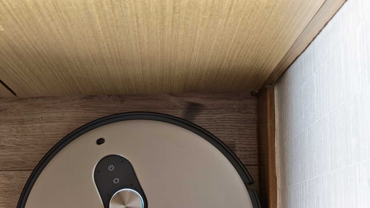 Xiaomi 掃拖機器人 6 Max - 機体が壁の角に入るときの俯瞰図、円形のボディと外拡張デザインは隅に密着するためのものです。
