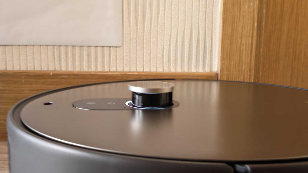 Xiaomi 掃拖機器人 6 Max - 機体の上面は暖灰色のメタルグレーでマットな処理が施されており、中央のレーダーは普段は突起してナビゲーションを行います。