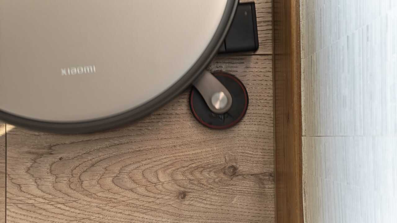 Xiaomi 掃拖機器人 6 Max - 側面から見ると、機体がキャビネットの下に潜り込む瞬間、地面との隙間が非常に狭くても入ることができます。