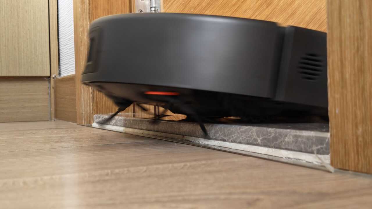 Xiaomi 掃拖機器人 6 Max - 機体が低い家具の下に潜り込むとき、ヘッドライトが点灯し続けて掃除を行い、乱暴にぶつかることはありません。