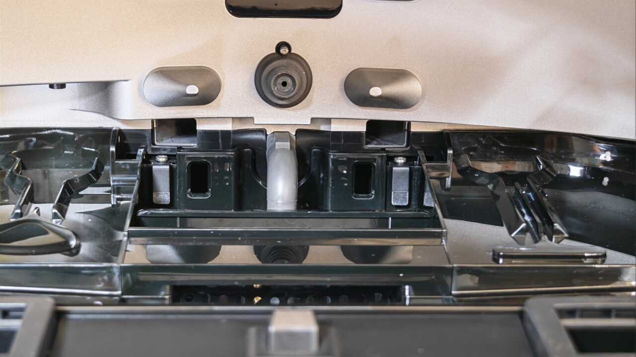 Xiaomi 掃拖機器人 6 Max - 機体が駐車した後、モップはこの洗浄板の位置でこすりながら洗浄し、汚水は汚水タンクに吸引されます。