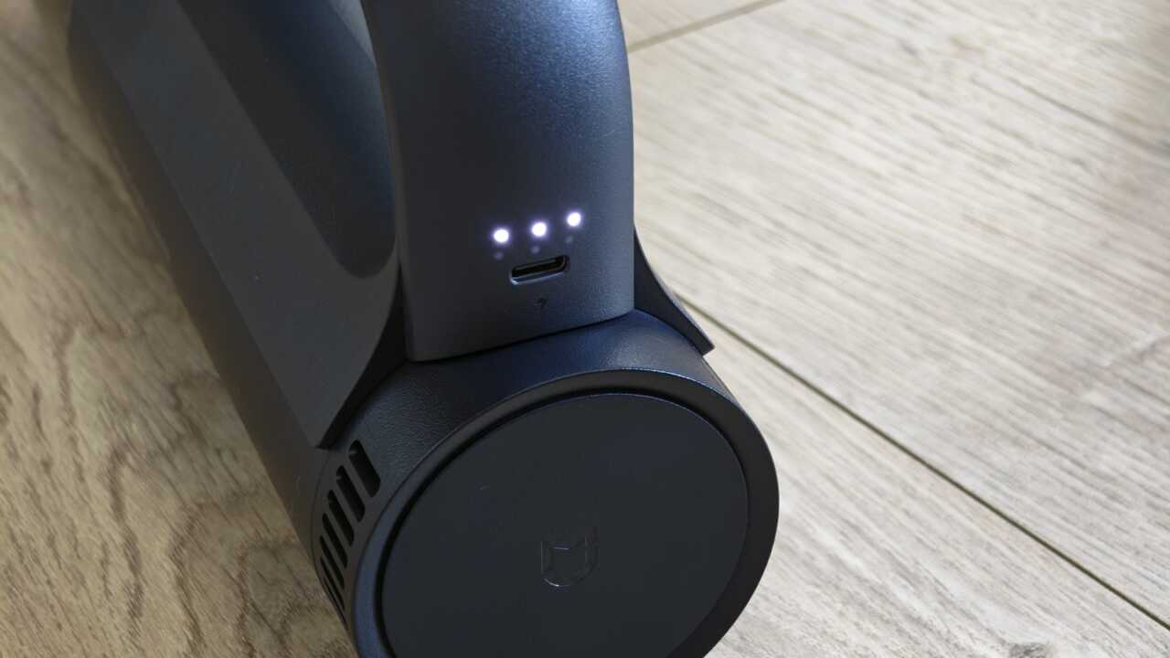 尾部 USB-C 充電口,上面三粒電量指示燈,尾蓋印有米家標誌