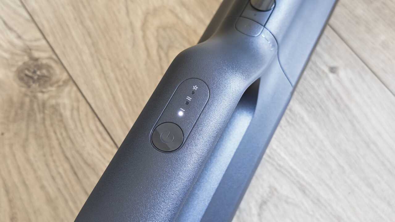 電源掣上方三粒指示燈,最低檔亮燈