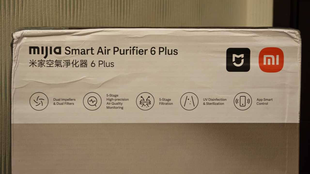 箱の側面にはmijia Smart Air Purifier 6 Plusと6つの機能アイコンが印刷されています:二重インペラー、二重フィルター、5重監視、5重フィルタリング、UV消毒、アプリ制御