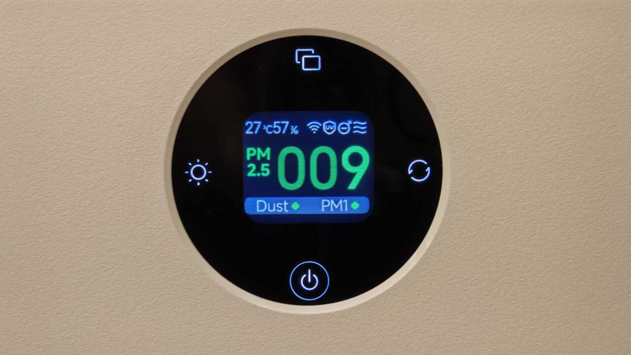 機体上部の円形LCDスクリーン:中央にPM2.5 009の緑字、上部に27°C 57%とWi-Fi、UV、負イオンのアイコン、下部にDustとPM1の緑点