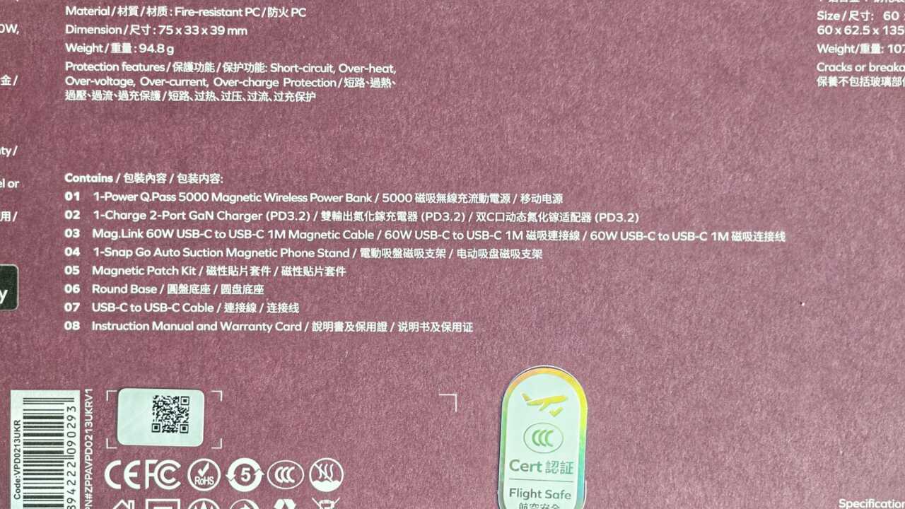 MOMAX 暮櫻紅禮品盒：盒背列明四件主產品及磁性貼片、圓盤底座、USB-C 線等配件