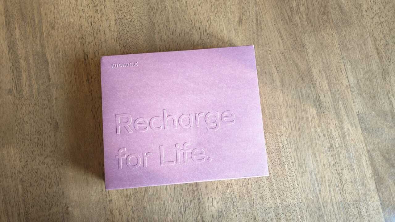 MOMAX 暮櫻紅禮品盒：暮櫻紅禮盒外盒以 Recharge for Life 字樣作主視覺