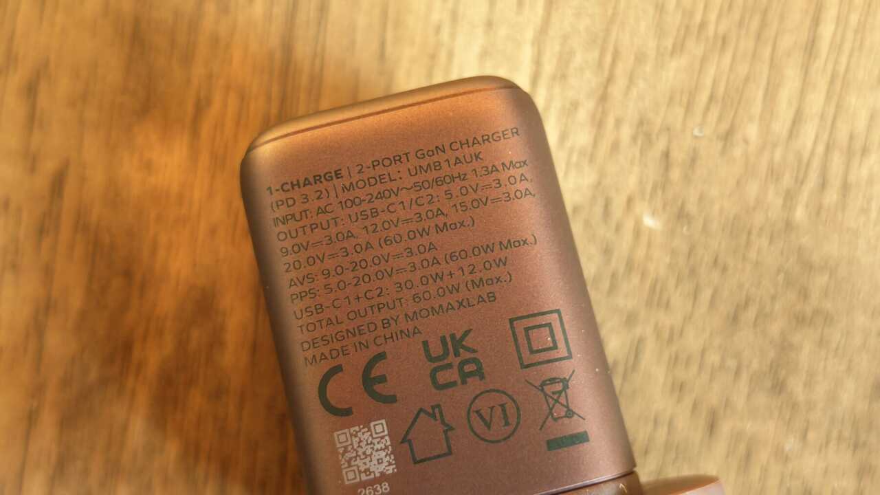 MOMAX 暮櫻紅禮品盒:充電器機身標籤寫明單口 60W max、雙口 30W+12W,並標示總輸出 60W max