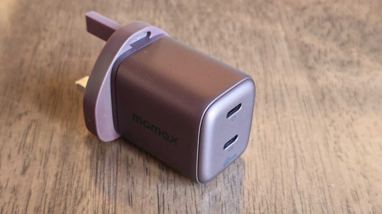 MOMAX 暮櫻紅禮品盒:英規三腳 1-Charge 充電器,正面有 C1、C2 兩個 USB-C 埠