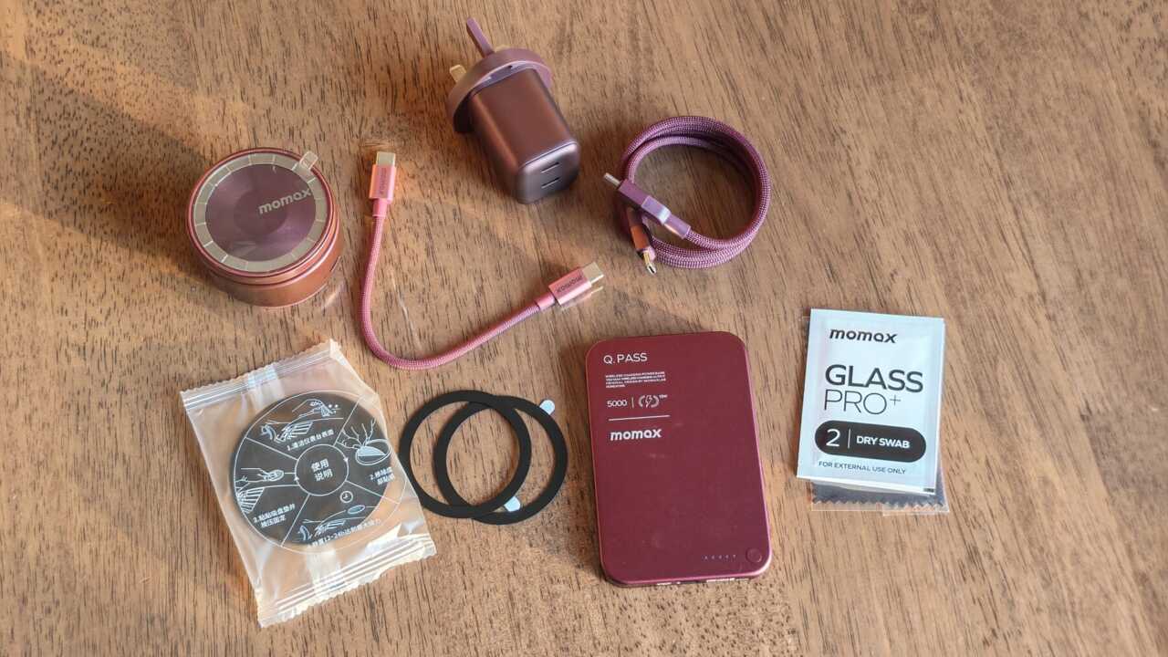 MOMAX 暮櫻紅禮品盒：取出主產品與貼片配件，可見 Mag.Link 長線及額外短線