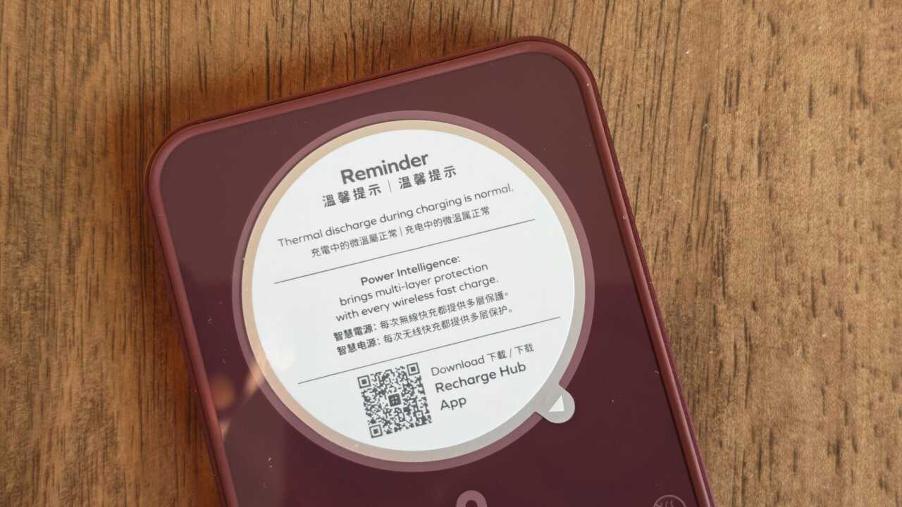 MOMAX 暮櫻紅禮品盒:Q.Pass 背面磁吸充電區,開盒時仍貼有提示貼紙