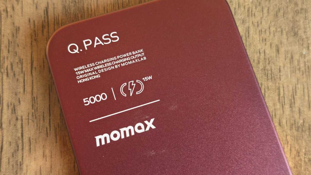 MOMAX 暮櫻紅禮品盒:Q.Pass 正面標有 5000 及無線充電最高 15W,底部設有電量指示燈