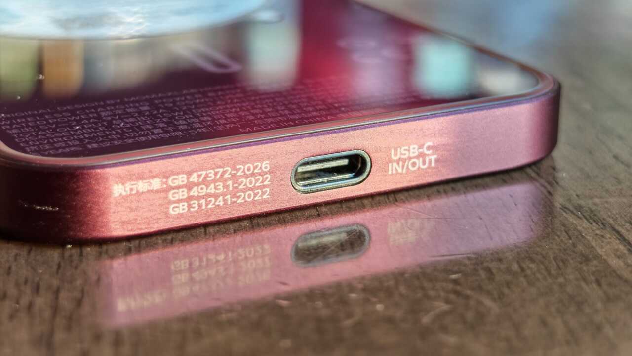 MOMAX 暮櫻紅禮品盒:Q.Pass 側邊 USB-C IN/OUT 充放電接口