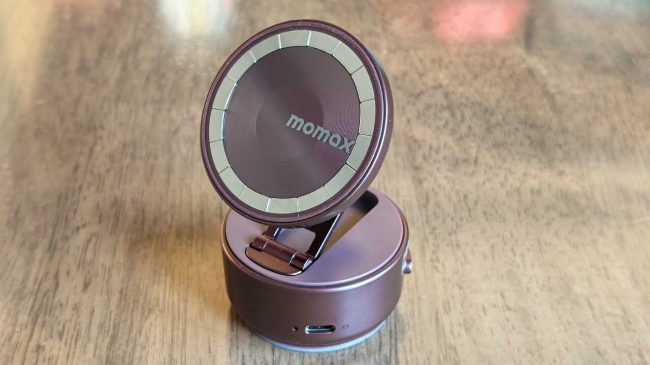 MOMAX 暮櫻紅禮品盒:1-Snap Go 展開後可調角度,頂部為磁吸手機接觸面
