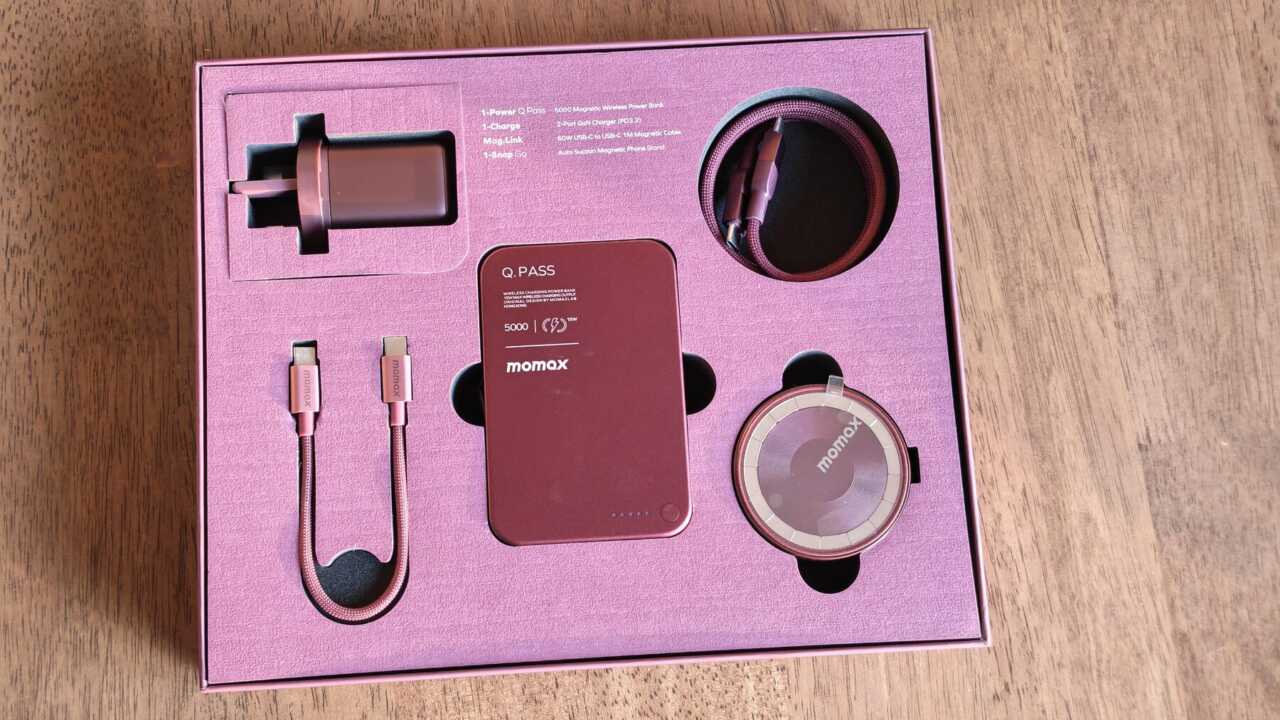 MOMAX 暮櫻紅禮品盒：打開禮盒，四件主產品按位置排列