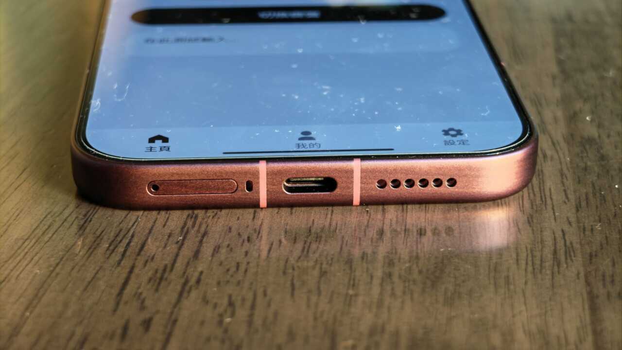 POCO F9 Ultra:機底有 USB-C 連接埠、揚聲器開孔及 SIM 卡槽