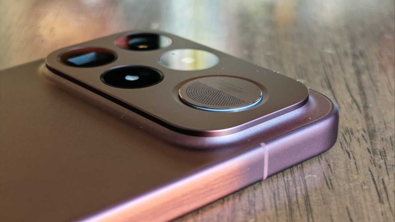 POCO F9 Ultra:POCO F9 Ultra 深紅色機身,後置相機模組連同 Sound by Bose 圓形喇叭成為視覺焦點