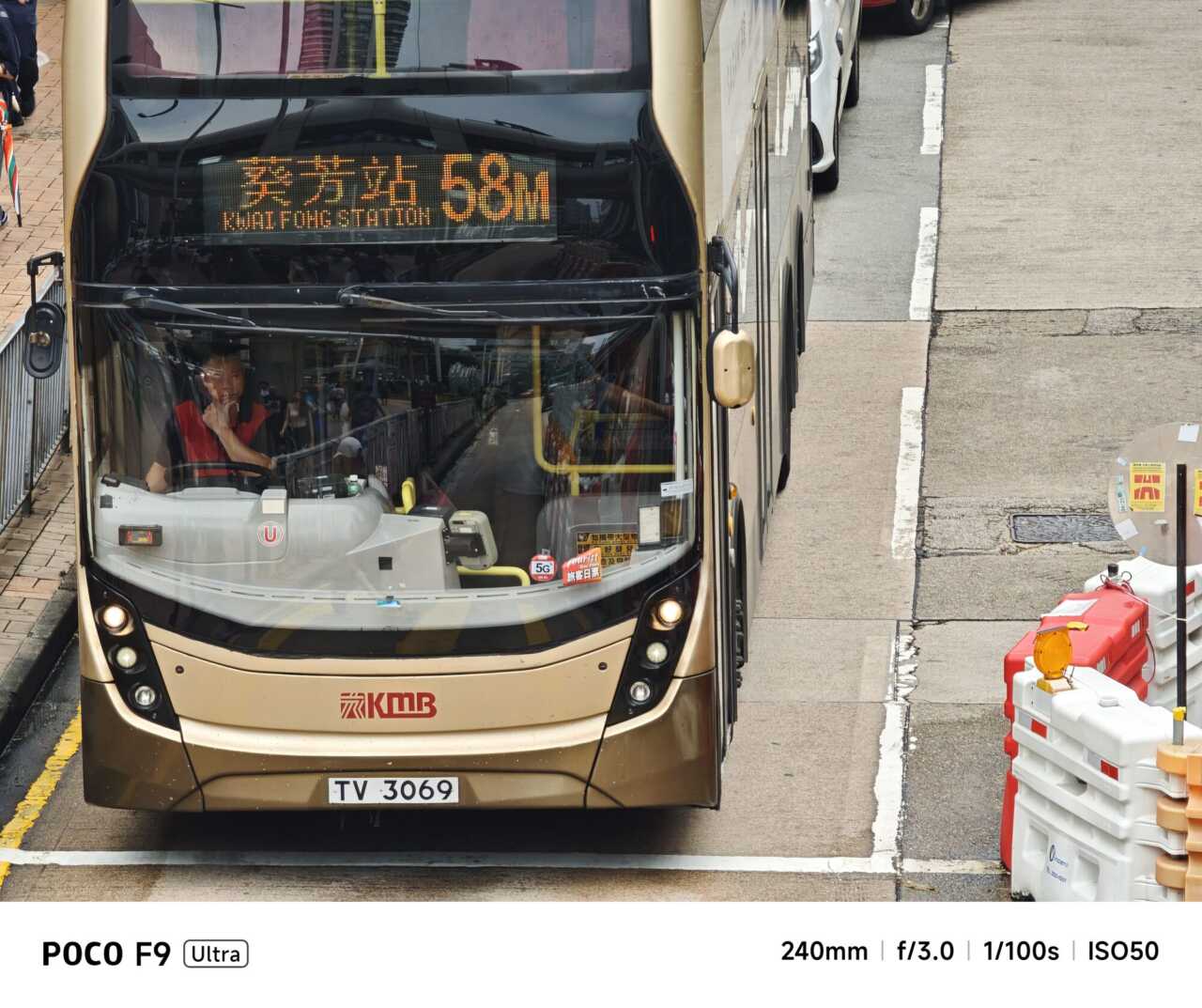 POCO F9 Ultra:日間 240mm 延伸變焦樣張:巴士路線牌在更緊的構圖下仍可辨認