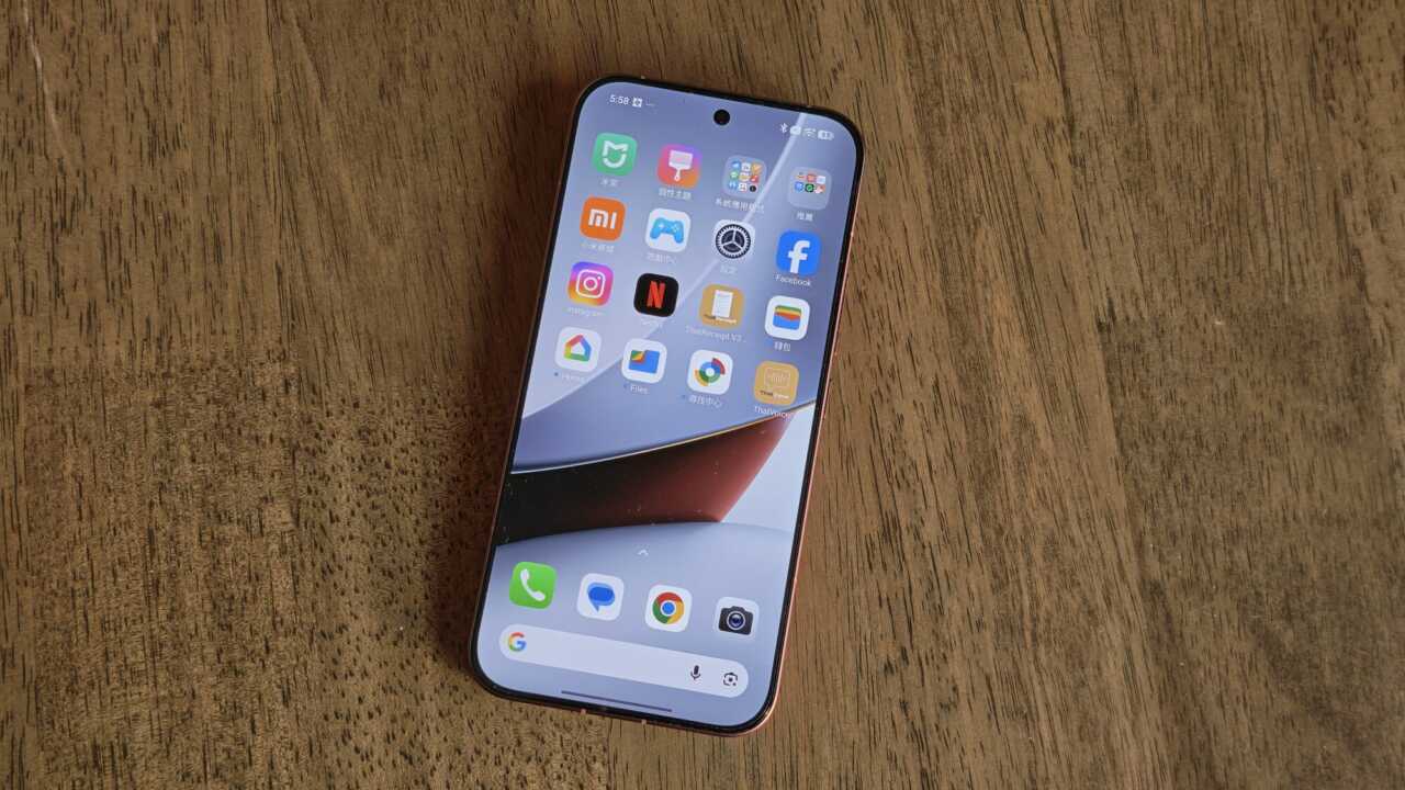POCO F9 Ultra:POCO F9 Ultra 正面採用置中打孔螢幕,四邊邊框收得整齊