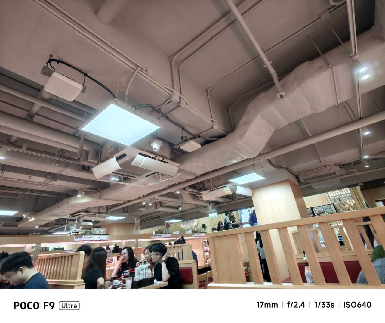 POCO F9 Ultra:室內 17mm 超廣角樣張:餐廳天花、燈光及座位全入鏡