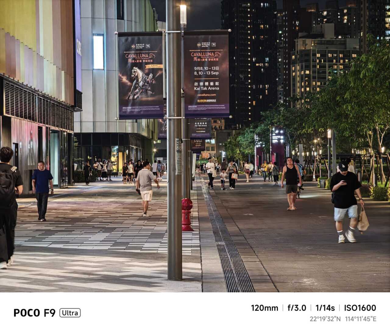 POCO F9 Ultra:夜間 120mm 五倍長焦樣張:遠處旗幟清楚,移動人物出現模糊