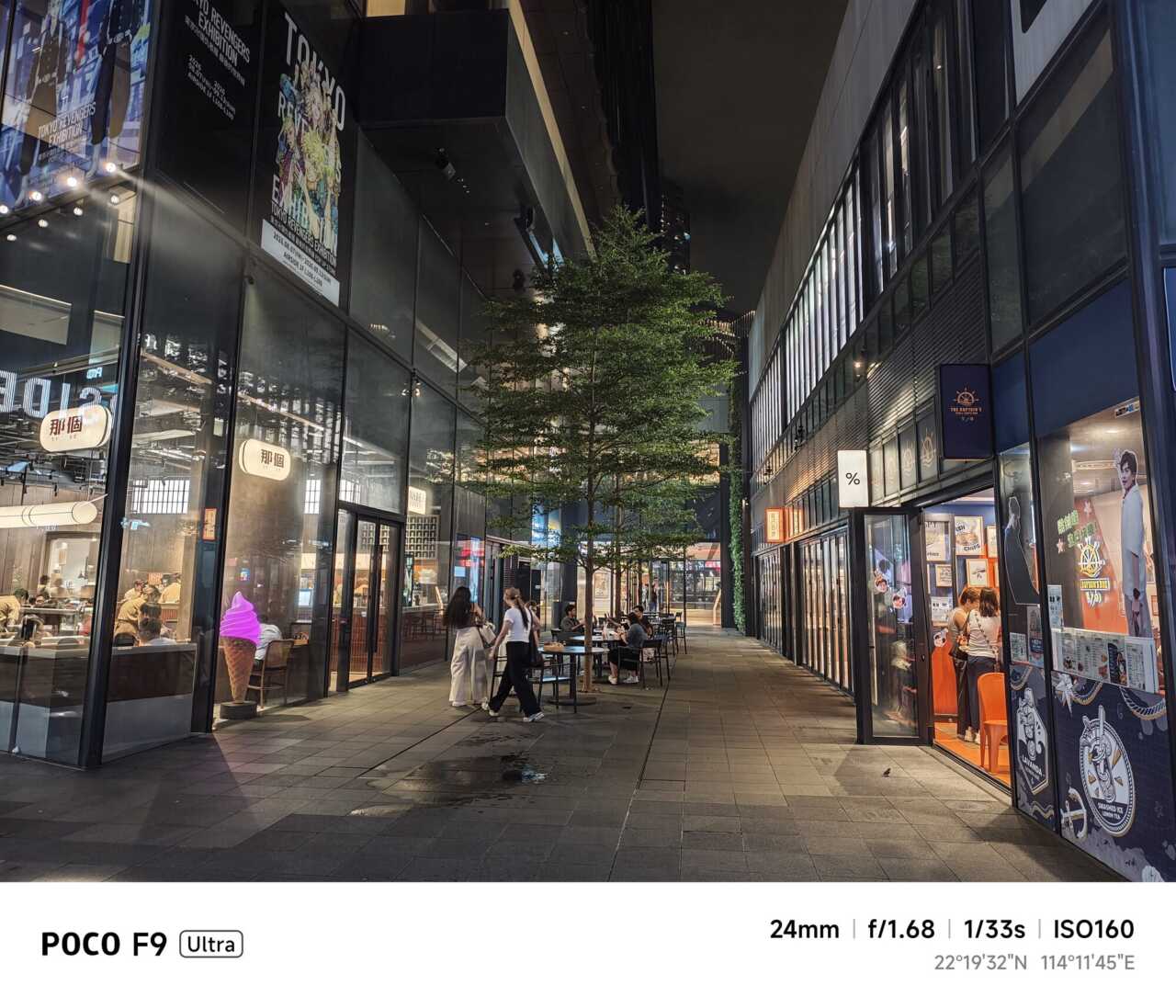 POCO F9 Ultra:夜間 24mm 主鏡樣張:街道照明與周邊建築同時入鏡