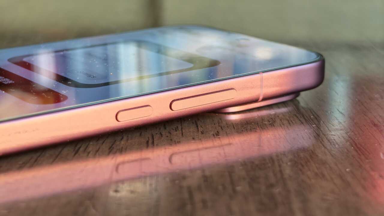 POCO F9 Ultra:機側電源鍵與音量鍵,亦可見相機模組凸出機身