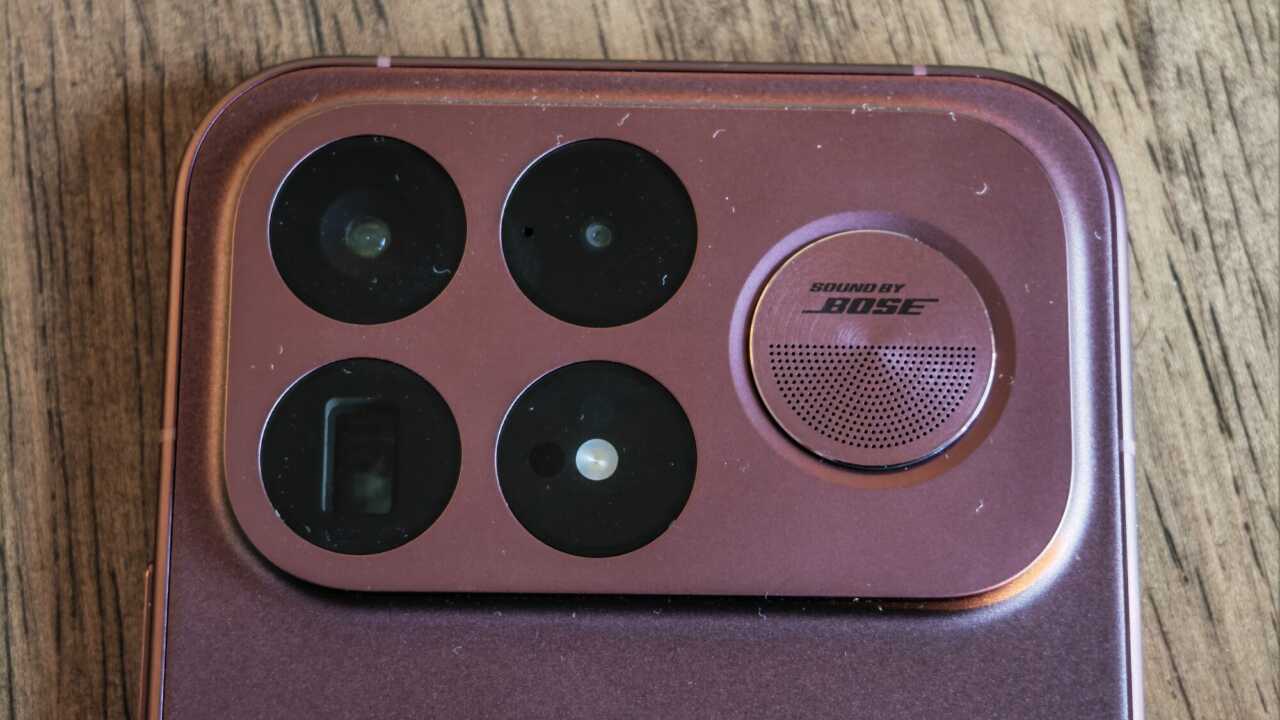 POCO F9 Ultra:相機島特寫:右方 Sound by Bose 圓形開孔是獨立低音揚聲器