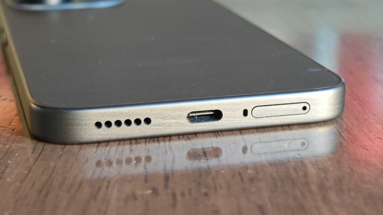 REDMI Note 17 Pro 5G:機底的 USB-C 連接埠、揚聲器開孔與 SIM 卡槽