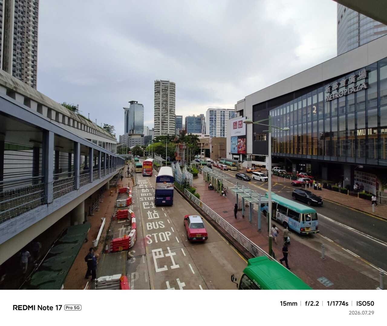 REDMI Note 17 Pro 5G:日間 15mm 超廣角樣張:天橋、道路與兩側建築一併入鏡