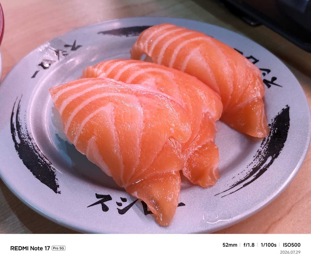 REDMI Note 17 Pro 5G:食物近拍樣張:壽司與碟面在室內燈光下的呈現