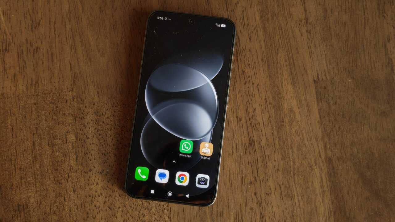 REDMI Note 17 Pro 5G:正面為置中打孔螢幕,天空藍機身採用平直邊框