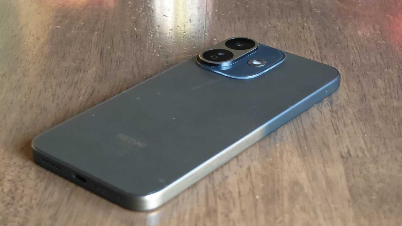 REDMI Note 17 Pro 5G:斜角觀看整部手機,機背與鏡頭凸起更清楚