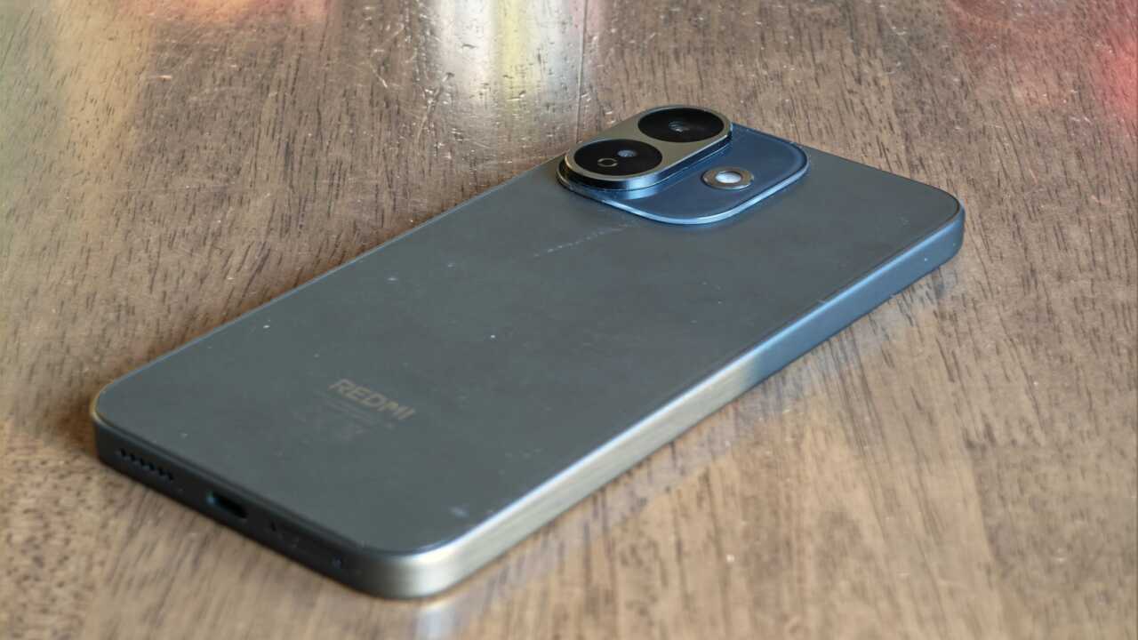 REDMI Note 17 Pro 5G:REDMI Note 17 Pro 5G 天空藍機背,雙鏡頭模組置於左上角