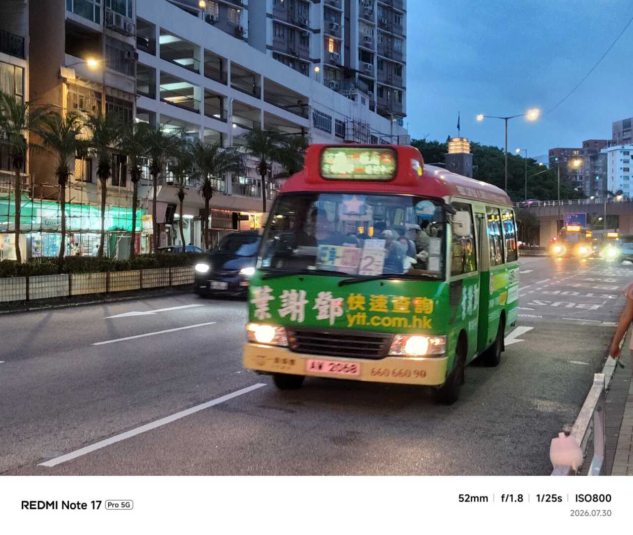 REDMI Note 17 Pro 5G:夜間 52mm 樣張:巴士車身與街燈,照片標示 1/25 秒、ISO 800