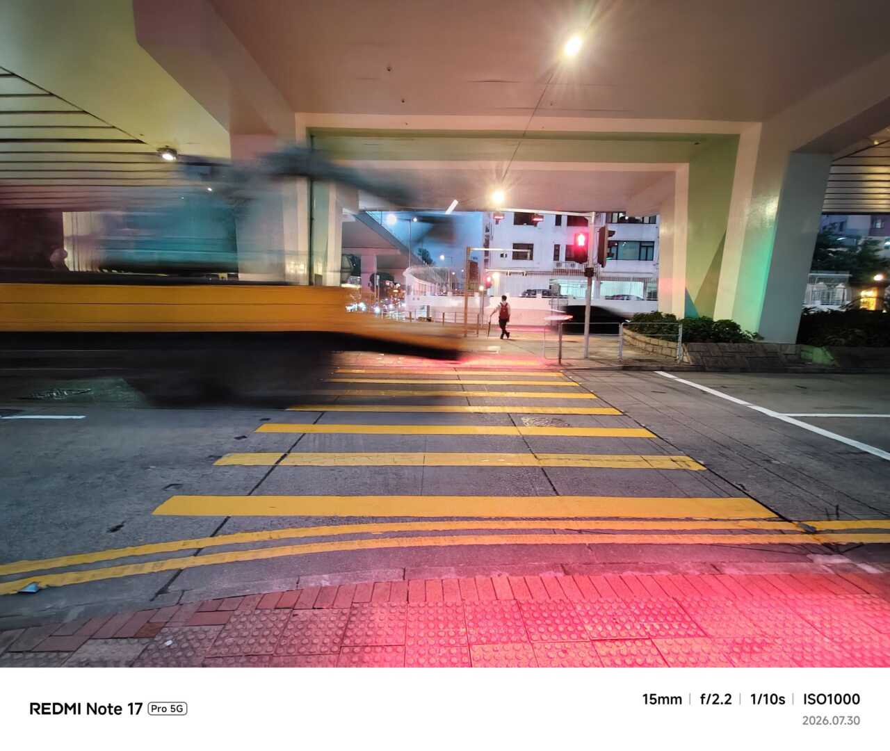 REDMI Note 17 Pro 5G:夜間路口超廣角樣張:橫過畫面的車輛留下動態模糊