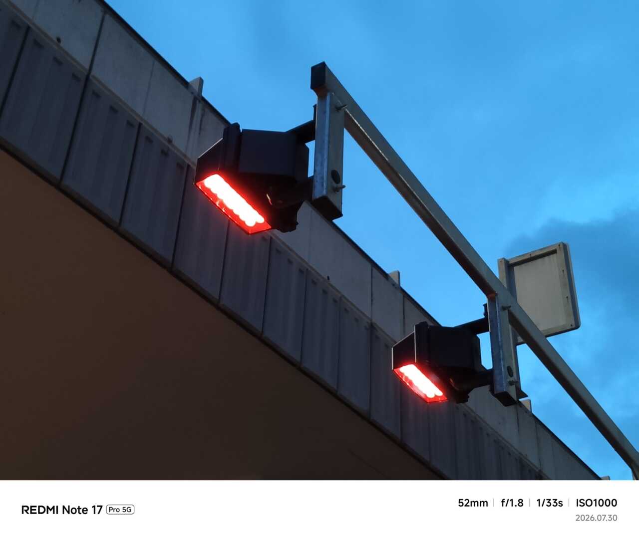 REDMI Note 17 Pro 5G:夜間街燈特寫:紅色燈光在藍色天空前更突出