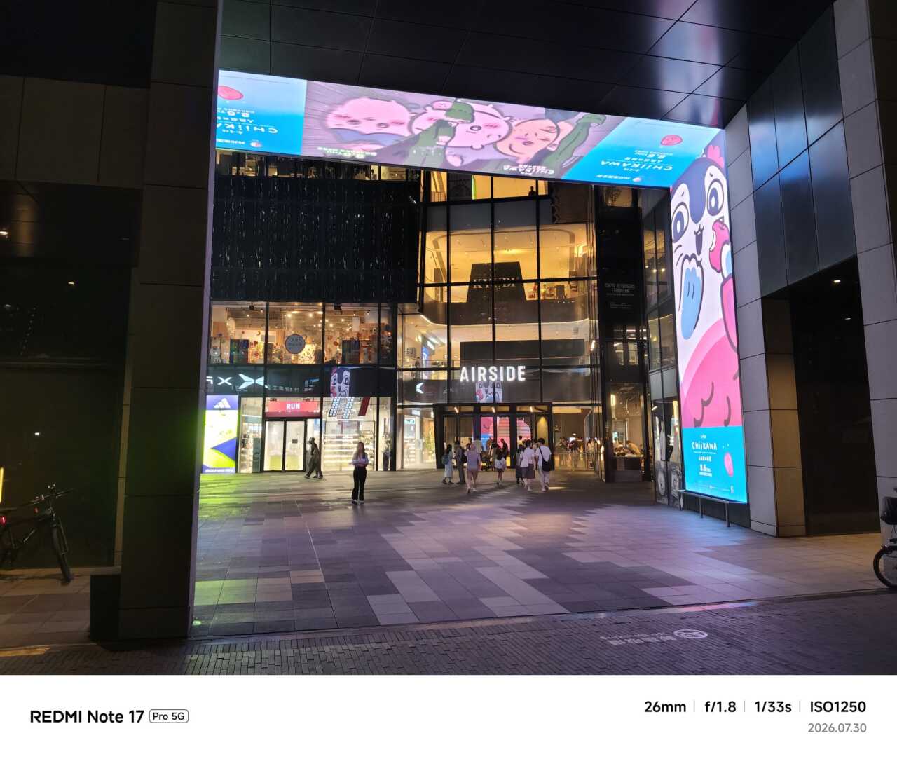 REDMI Note 17 Pro 5G:夜間店舖樣張:燈箱亮部與周圍暗位同時出現