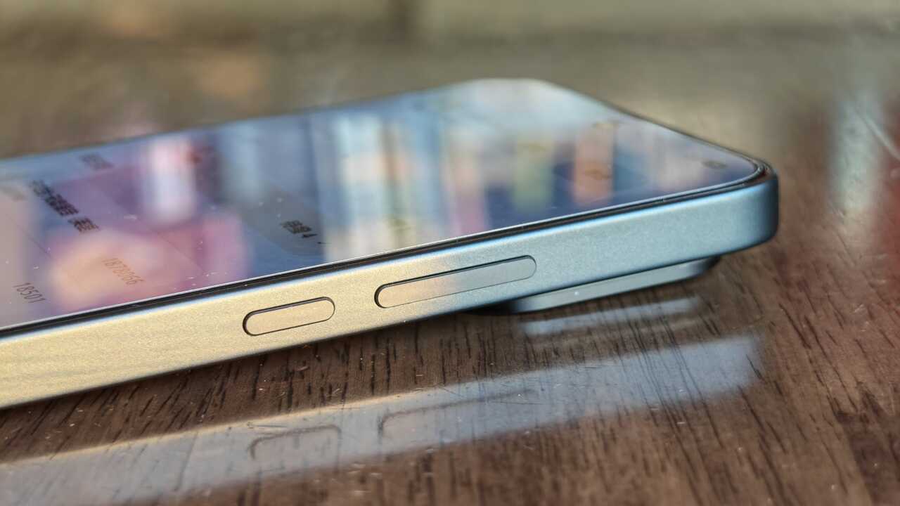 REDMI Note 17 Pro 5G:機側按鍵特寫,電源鍵與音量鍵排列在同一邊