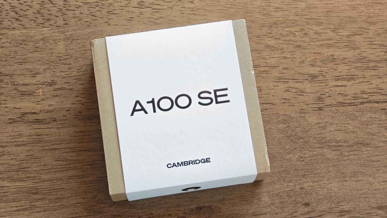 A100 SE 外盒正面,以白色紙套配牛皮色紙盒。