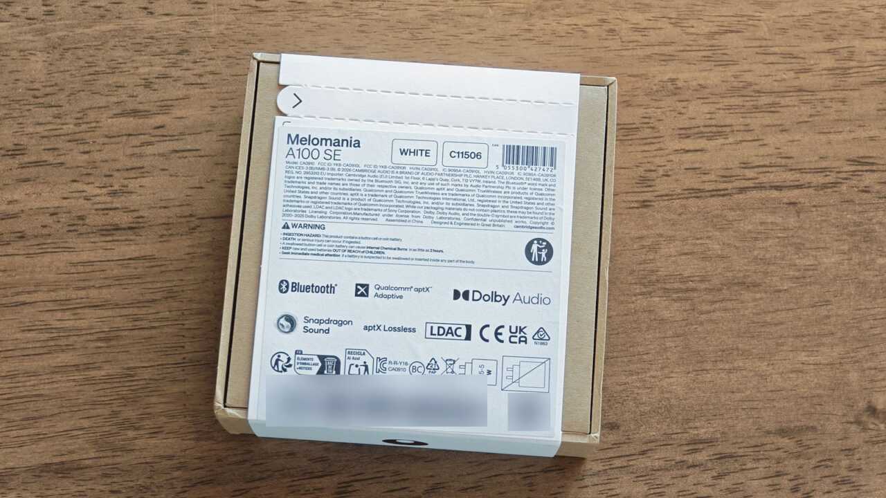 包裝背面標示 WHITE 配色,並印有 aptX Lossless、LDAC 及 Dolby Audio 標誌;序號及對應條碼已模糊。