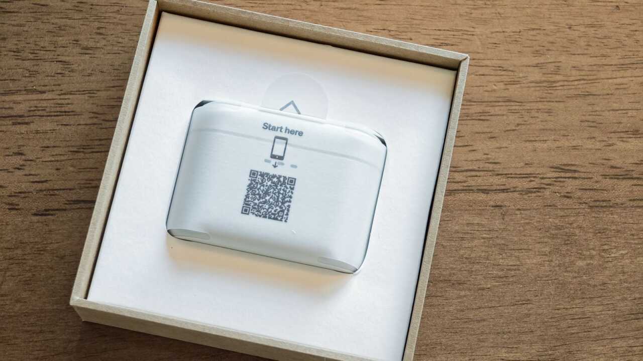 打開外盒後,充電盒仍包住印有 Start here 及 QR code 的保護紙。