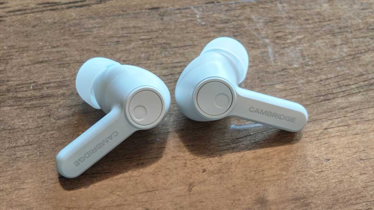 白色 A100 SE 耳機外側特寫,可見圓形外側面及印有 CAMBRIDGE 字樣的耳柄。