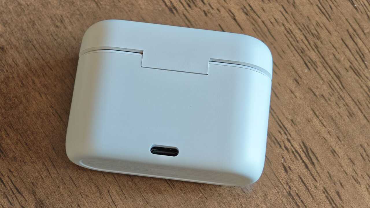 充電盒背面可見 USB-C 插口及盒蓋鉸位。