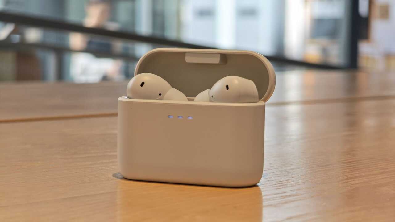 白色 Cambridge Audio Melomania A100 SE 連開蓋充電盒實拍,正面三格指示燈亮起。